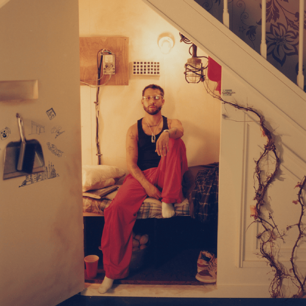 MORA SORPRENDE, UN ALBUM INTIMO LO MISMO DE SIEMPRE