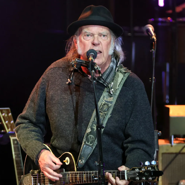 NEIL YOUNG LANZA LETS ROLL AGAIN Y ARREMETE CONTRA ELON MUSK