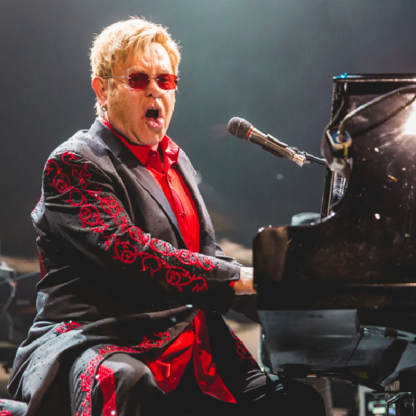 ELTON JOHN HIZO HISTORIA, EL PRIMER ARTISTA EN DEBUTAR EN EL N1