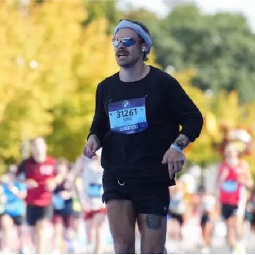HARRY STYLES SORPRENDE AL CORRER EL MARATÓN DE BERLÍN