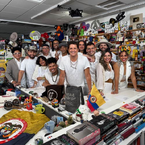 Carlos Vives celebra 30 años de ‘La tierra del olvido’ con un Tiny Desk durante el mes de la herencia hispana