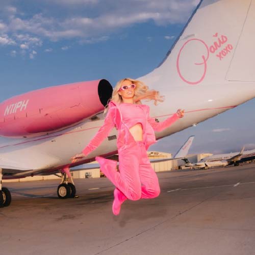 PARIS HILTON ESTRENA JET PRIVADO ROSA PERSONALIZADO